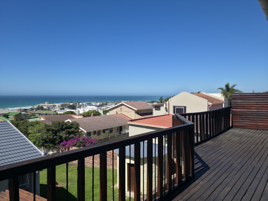 6 Bedroom Property for Sale in Wavecrest Eastern Cape